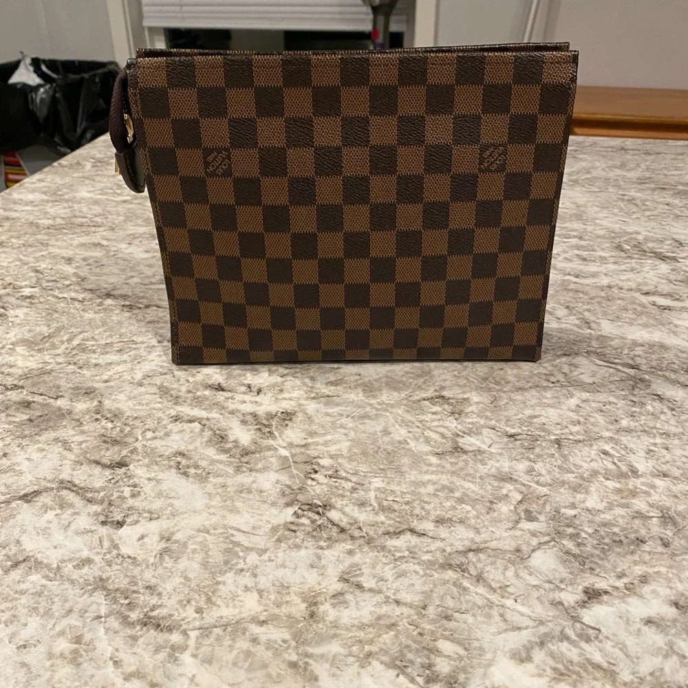 Elegant Checkered Brown Toiletry Bag NWOT - Picture 2 of 5